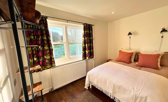 Bedroom 1 - double - garden view
